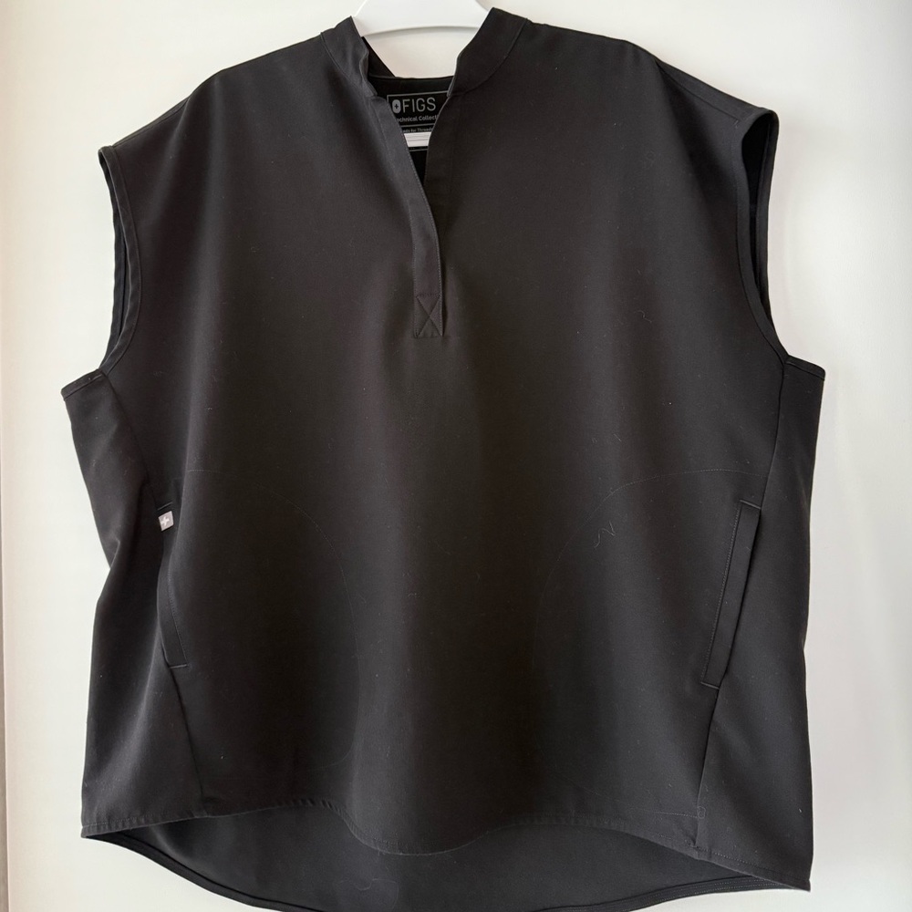 Figs Women’s Rafaela Black Scrub Top
